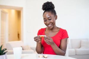 jovem africano americano mulher é lendo uma mensagem a partir de fortuna biscoitos, faz a papel dentro do a biscoitos contar você Boa coisas ou foto