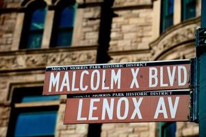 Novo Iorque malcom x blbd lenox Avenida rua placa dentro Harlem foto