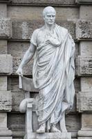 estátua romana de mármore foto
