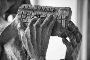 mãos segurando computador teclado foto