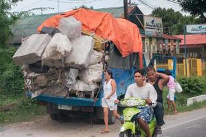 cebu - filipinas - 7 de janeiro de 2013 - trânsito congestionado da rua da cidade foto