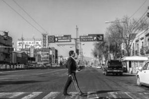 México cidade, México - fevereiro, 9 2015 - mariachi vestido homem cruzando a rua foto