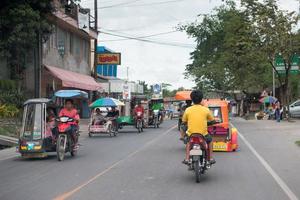 cebu - filipinas - 7 de janeiro de 2013 - trânsito congestionado da rua da cidade foto