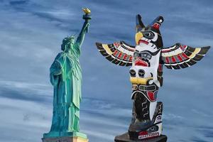 indiano totem e americano estátua do liberdade foto