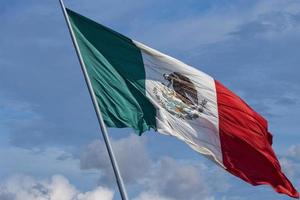 mexicano bandeira tecelagem em céu fundo foto