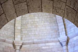 detalhe dos arcos de pedra da igreja medieval foto