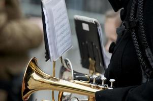 uma trompete e música Folha foto
