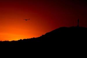 nascer do sol vermelho na praia da Patagônia foto