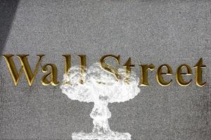 explosão nuclear no sinal da bolsa de valores de wall street foto