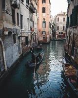 uma gôndola em veneza, itália foto