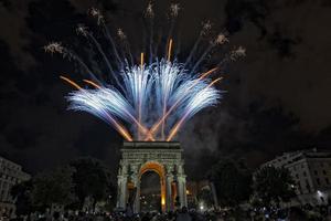 feliz ano novo e feliz natal fogos de artifício no arco do triunfo foto