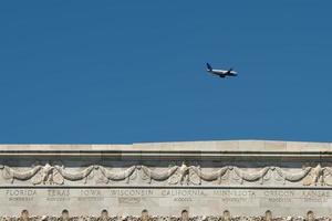 uma avião em a Lincoln memorial estados inscrição foto