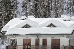 telhados cobertos de neve foto