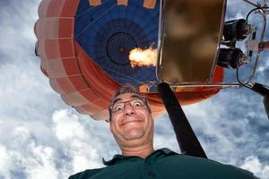 homem sorridente vôo em balão foto