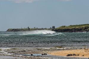 ondas do oceano pacífico na costa foto