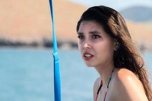 retrato de menina latina mexicana de cabelo preto sorridente foto