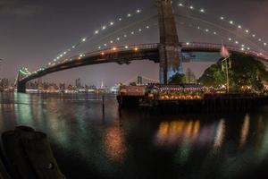 nova york manhattan bridge visão noturna do brooklyn foto
