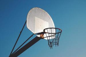 cesta de basquete de rua em bilbao city, espanha foto