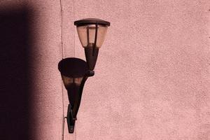 um poste de luz na cidade de bilbao, espanha foto