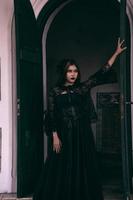 uma gótico ásia mulher vestidos acima com Preto faço acima e desgasta Preto roupas gostar uma assustador mulher às a velório foto