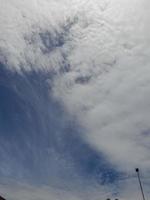 lindas nuvens brancas sobre fundo de céu azul profundo. grandes nuvens fofas e brilhantes cobrem todo o céu azul. foto