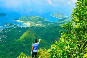 jovem mulher negligenciar a panorâmico Visão do manhã blanc natureza trilha foto