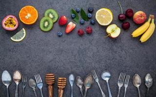 frutas frescas e utensílios foto