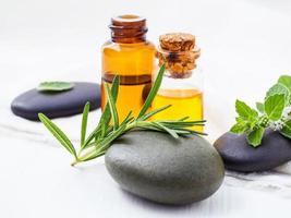 óleos essenciais de aromaterapia foto