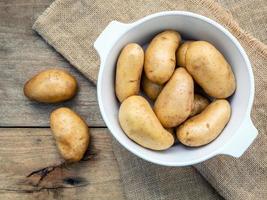 batatas frescas orgânicas em uma tigela foto