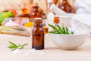 óleo essencial de alecrim para aromaterapia foto