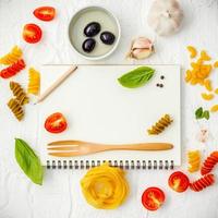 caderno espiral com ingredientes frescos foto