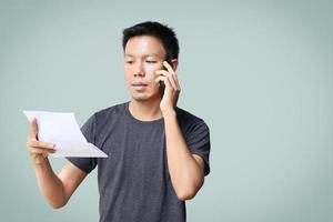 um homem que fica frustrado ao ler seus relatórios financeiros foto