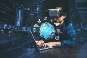 empresária vestindo vr óculos e acessando a nuvem Informática tecnologia Internet armazenamento rede conceito e uma ampla base de dados grande dados através Internet tecnologia. metaverso tecnologia ideia. foto