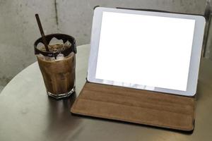 mock up tablet em um café foto