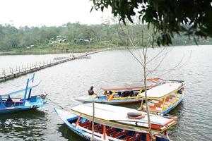 conjunto vela em a aventura explorando nosso glamping lago local dentro bandung, oeste Java, Indonésia. foto