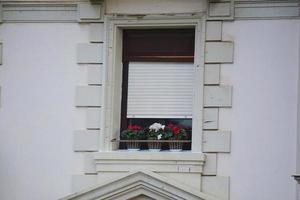 janelas na fachada branca da casa em bilbao city, espanha foto