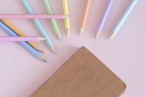 pastel colori lápis, topo Visão em Rosa fundo, ilustração conceito, Educação e costas para escola foto