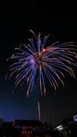 fogos de artifício sobre o templo no céu escuro foto