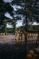 área de cerimônia. arco de casamento. um dia de verão significativo. foto