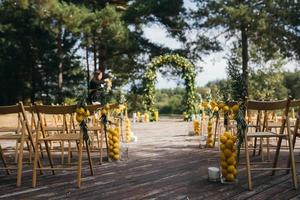 configuração do casamento. preparação para a cerimônia de casamento foto