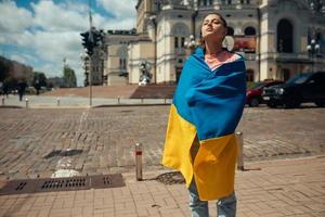 jovem com bandeira nacional da ucrânia na rua foto