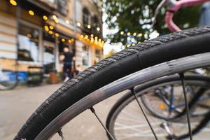 rodas de bicicleta fecham na rua foto