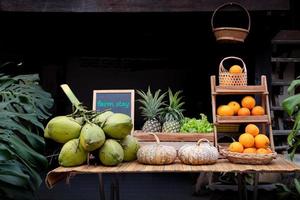saudável natural variedade do frutas em a mesa às a Fazenda fique foto