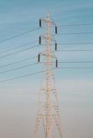 torre elétrica marrom sob céu azul foto