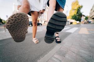 pernas finas de mulheres na rua da cidade. foto