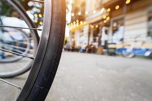 rodas de bicicleta fecham na rua foto