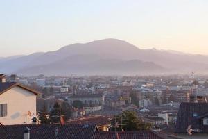 panorâmico Visão do a cidade e montanhas, Bérgamo, Itália conceito foto. foto