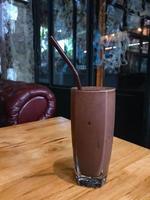 smoothie de chocolate em um copo foto