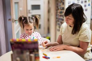 mãe e filha decoração arte com brilhar decoração. foto