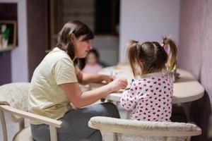 mãe e filha decoração arte com brilhar decoração. foto